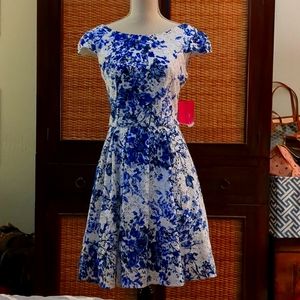 Betsey Johnson Dress Size 6 cap sleeve, Fit & Flare Floral blue/white New with t